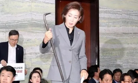 나경원이 5선 간사 되면서…다시 소환된 국회 ‘빠루 사건’
