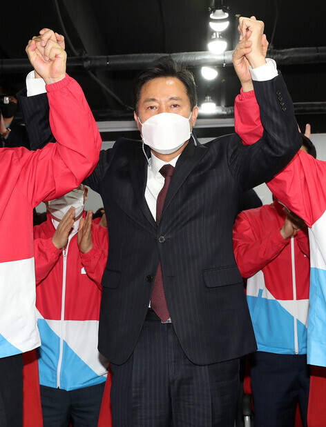 Oh Se-hoon, then-candidate of the People Power Party for Seoul mayoral by-election, celebrates the result of an exit poll at the party headquarters in Seoul on Wednesday. (pool photo)