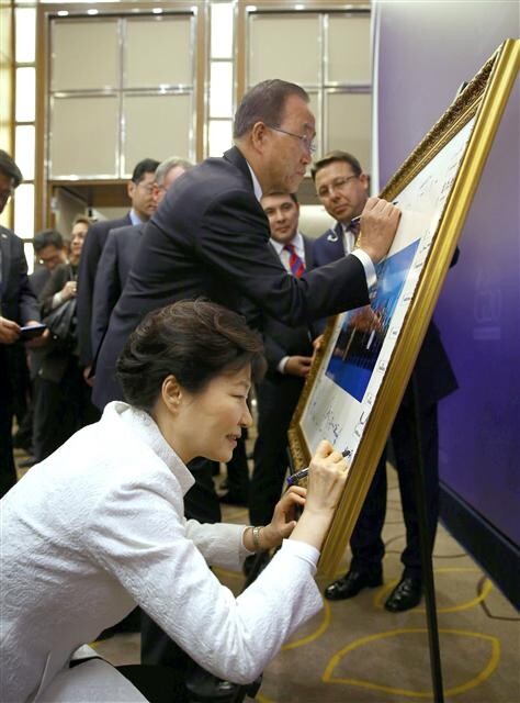 President Park Geun-hye and UN Secretary General Ban Ki-moon sign a commemorative photo of leaders at the G-20 Summit in Istanbul