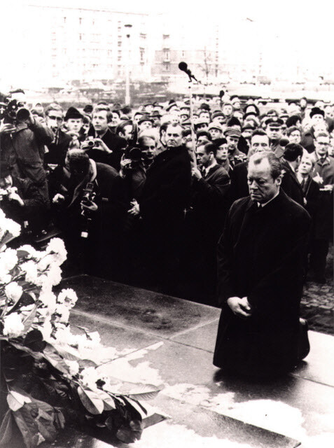 1970년 12월 폴란드를 방문한 빌리 브란트 서독 총리가 독일 정상으로는 처음으로 바르샤바에 있는 유대인 희생자 추모비 앞에 무릎을 꿇고 나치의 학살 희생자들에게 사죄하고 있다. 연합뉴스