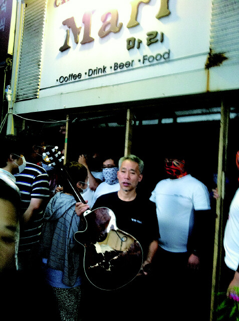 서울 명동의 카페 ‘마리’를 지키려는 싸움은 용역깡패와의 투쟁이었다. 배재훈 명동3구역 철거대책위원장이 용역의 마리 점거 과정에서 부서진 기타를 들고 있다. 박은선 제공
