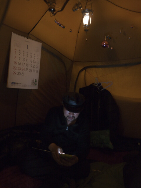 늦은 밤 텐트를 지키고 있는 해고노동자.