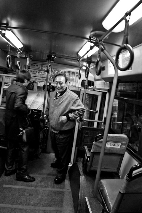 노회찬 전 의원이 2010년 5월 ‘6411번 버스’에 탑승한 모습.