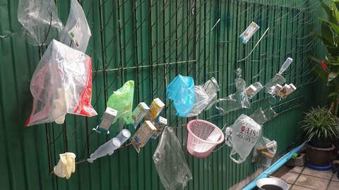 타이 마을에서 봉지나 쓰레기를 재사용 또는 재활용하려 씻어 말리는 모습. 신혜정 제공