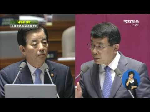 Justice Party lawmaker Kim Jong-dae (right) and Minister of National Defense Han Min-koo debate the THAAD issue at an emergency Q&A session on the THAAD issue at the National Assembly on July 19.
