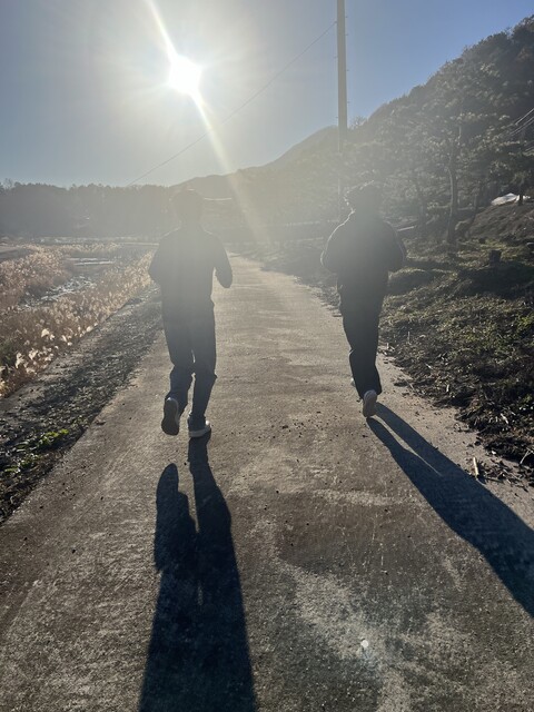 충남 금산의 한 대안학교에서 달리기 수업을 하는 모습. 이 수업에선 학생들 스스로 편안한 속도로 달리는 법을 알려준다. 필자 제공