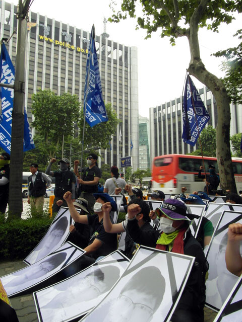 Members of the Korean Metal Workers’ Union and the Samsung Electronics Service labor union protest outside of Seoul Police Agency in Seodaemun district