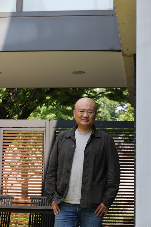 집이자 사무실인 `목련원’ 마당에 선 황두진 황두진건축사사무소 대표. 류우종 선임기자