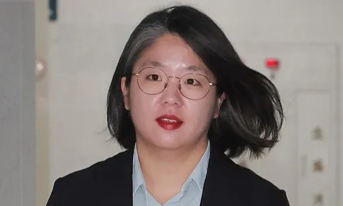 용혜인, 관례 깨고 ‘의원직 유지’…“사퇴하면 원외 정당 돼”