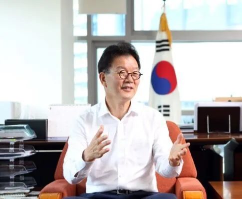 [단독] 성희롱·폭언 전 하나재단 이사장, 해임 뒤 성과급 3400여만원 챙겨