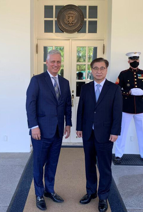 Blue House National Security Officer Director Suh Hoon (right) meets with White House National Security Advisor Robert O’Brien. (US National Security Council’s Twitter feed)