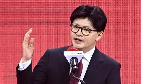 한동훈 “한덕수·친윤 ‘무임승차 새치기’…당 웃음거리 만들어“
