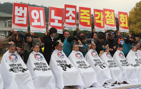 Members of the Korean Teachers and Education Workers Union (KTU)’s central executive committee shaved their heads in front of the Blue House on Nov. 1. The union is demanding legal recognition