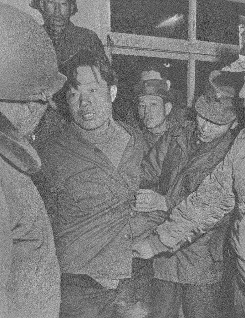 1968년 1월21일 김신조 등 31명의 북한 무장 게릴라가 청와대 습격을 시도하는 사건이 발생했다. 박정희 정권은 북한 도발이라는 변수를 반공체제 강화의 계기로 활용했다.<’69 보도사진연감>