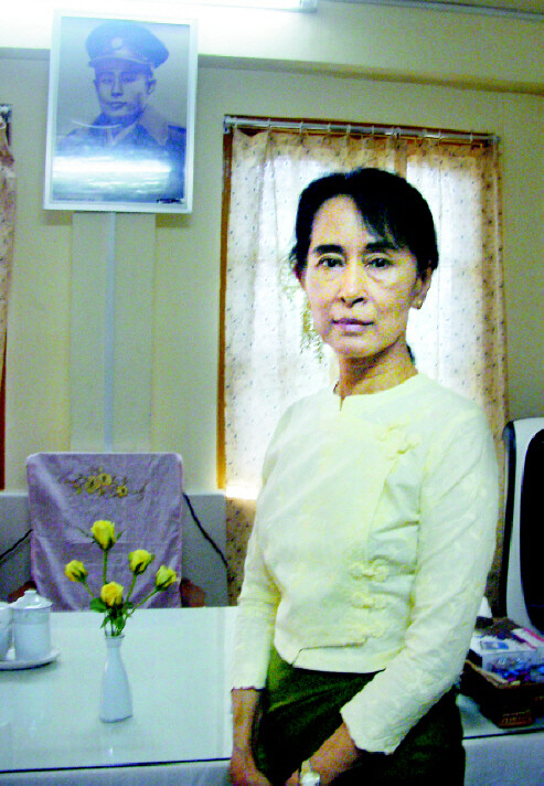 A letter sent from Aung San Suu Kyi to former First Lady Lee Hui-ho.