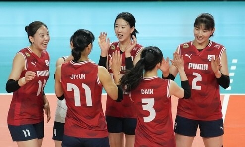 The women's volleyball team is delighted after scoring in Japan with Japan's 2025 Korea Invitay International Women's Volleyball Competition held at Jinju Gymnasium in Gyeongnam on the 16th. Provided by the Korean Volleyball Association