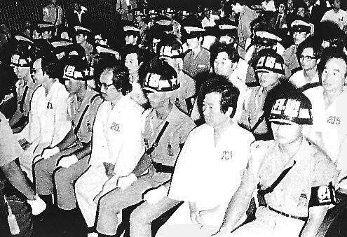 1980년 9월, 신군부가 조작한 혐의로 군사재판을 받고 있는 김대중 전 대통령(앞줄 오른쪽 두 번째)의 모습. 재판부는 이때 김 전 대통령에게 사형을 선고했다. 사진 한겨레 자료