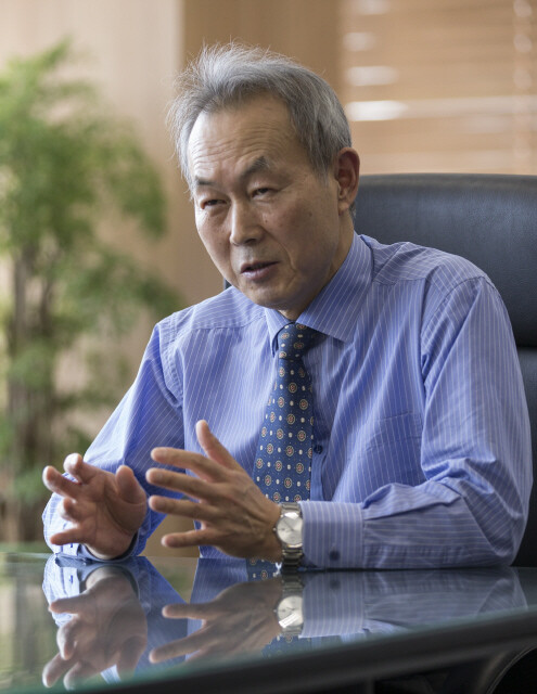 Sewol Fact-Finding Commission Chair Lee Seok-tae during an interview with the Hankyoreh at the Commission’s office in central Seoul