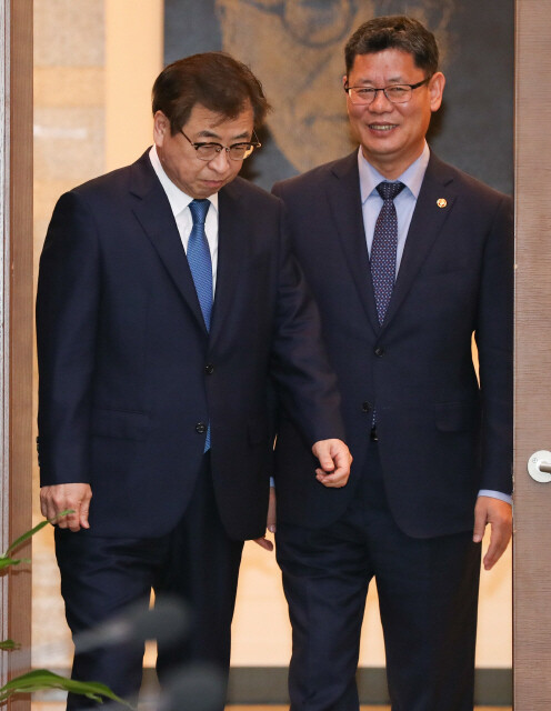 Unification Minister Kim Yeon-chul with National Intelligence Agency Director Suh Hoon prepare to partake in a meeting of the implementation committee of the Panmunjom Declaration at the Blue House on Apr. 25. (Kim Jung-hyo