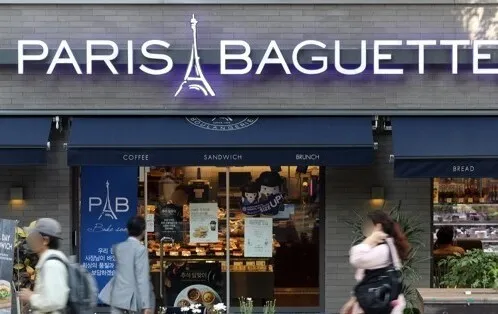 People walk past a Paris Baguette store in Korea in this undated file photo. (Yonhap)