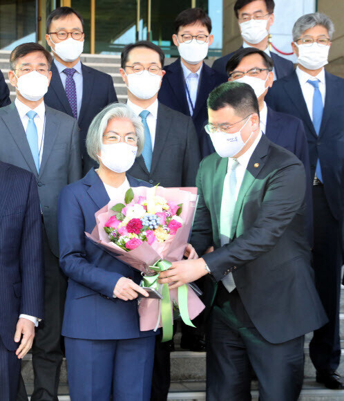 Kang Kyung-wha receives a bouquet from Vice Minister Choi Jong-kyun as she leaves the Ministry of Foreign Affairs complex on the afternoon of Feb. 8. (Yonhap News)