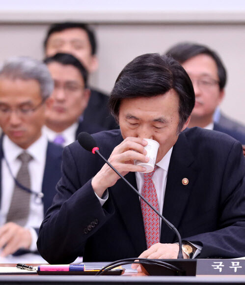 Foreign Minister Yun Byung-se takes a sip of water during a hearing of the National Assembly Foreign Affairs and Unification Committee on Jan. 13. (Yonhap News)
