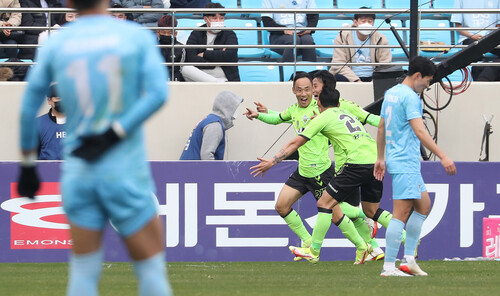 문선민(가운데) 등 전북 현대 선수들이 28일 대구 DGB대구은행파크에서 열린 K리그1 대구FC와 경기에서 득점한 뒤 좋아하고 있다. 대구/연합뉴스