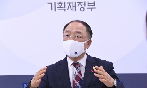 홍남기 “14조 추경 24일 국회 제출… 세수추계 오류 송구”