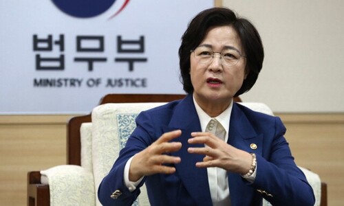 ‘기자 실명·연락처 공개’ 추미애…법원 “200만원 배상하라”