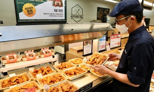 홈플 ‘치킨 오픈런’에…“천원 더 내렸다” 이마트 ‘5980원 치킨’
