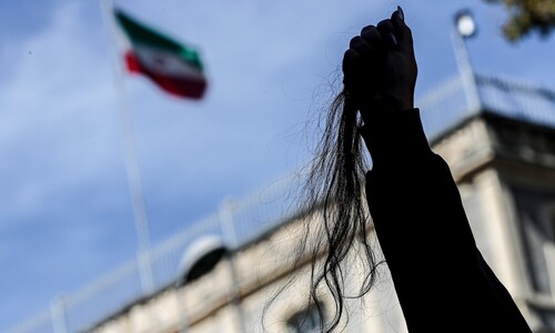 이란 “76명 죽었지만” 머리카락 깃발로 들었다…지구적 저항