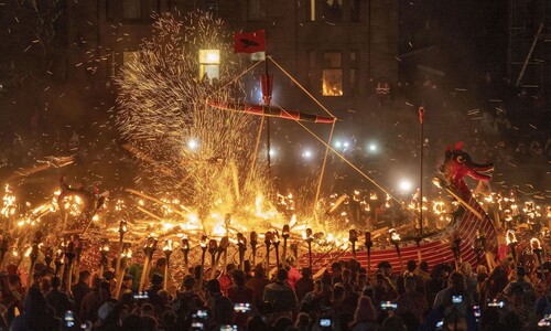 유럽 최대 불 축제…바이킹 후예들의 뜨거운 새해맞이 [포토]