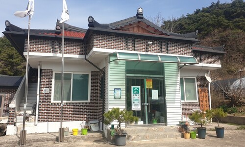 마을회관 5년간 개인사무실로 쓰는 전임 군수…열쇠 안 내놔