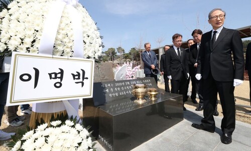 MB, 사면 뒤 첫 공식 활동…대전현충원 천안함 묘역 참배