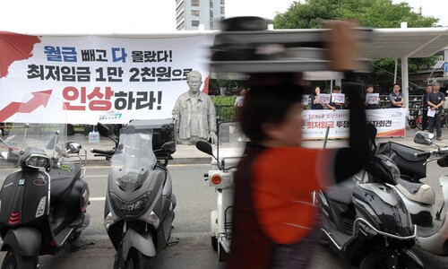 [포토] 전태일 동상 앞 노동자 외침 “최저임금 1만2천원으로!”
