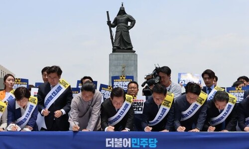 후쿠시마 시찰단 귀국날…‘이순신 장군’ 동상 앞에 선 민주당