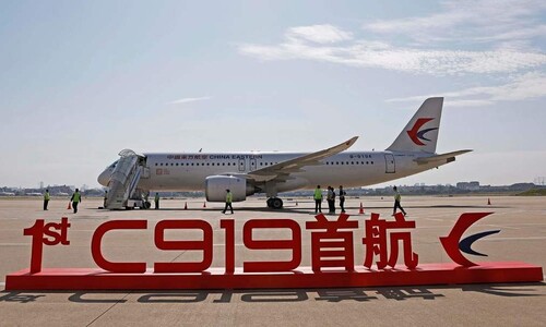 첫 중국산 여객기 상업비행 성공…자찬 속 ‘절반 성공’ 평가도