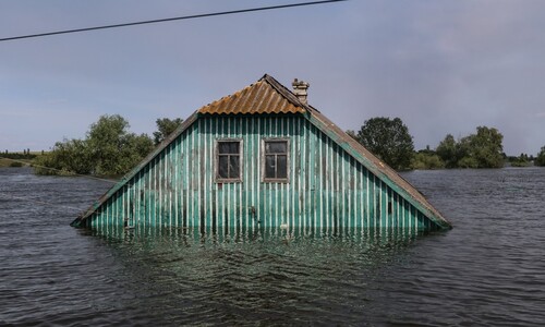 물에 잠긴 헤르손 마을엔 ‘지붕만…’