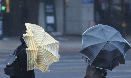일요일 전국 ‘천둥·돌풍 동반’ 빗줄기…‘집콕’ 추천합니다