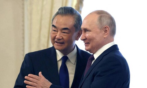 왕이 만난 푸틴 “미국 제재 극복 중…중국과 협력 심화 기대”