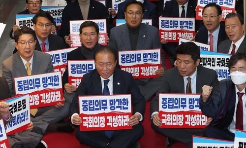 ‘이동관 탄핵안’ 여야 극한 대치…국힘 “의회 폭거” 밤샘농성
