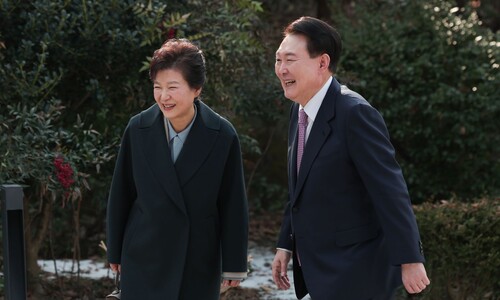 관저 산책하는 윤석열 대통령과 박근혜 전 대통령