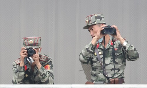 <font color="#00b8b1">[포토]</font> 주유엔 미국대사 방문에 북한 군인들 ‘찰칵’