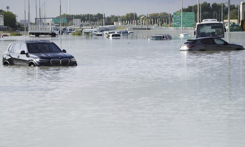 ‘사막’ UAE에 120㎜ 폭우…“하루에 1년치 비, 기후변화 탓”