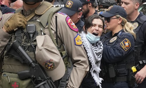 무장경찰에 연행되는 미 ‘가자전쟁 규탄’ 대학생 시위대