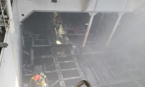 거제 수리조선소 페인트 작업 도중 화재…11명 부상