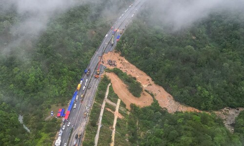 중국 고속도로 붕괴…차량 20대 산비탈 추락, 최소 24명 사망