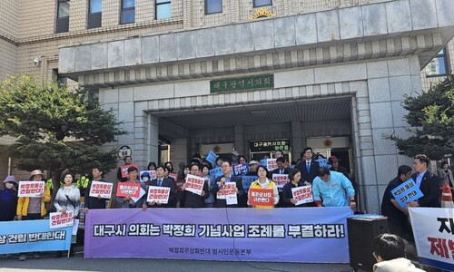 홍준표 ‘페북’ 두달 만에…대구시의회, 박정희 기념사업 조례 가결