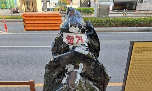 부산 평화의 소녀상 ‘봉지 테러’…시민단체 “경비 강화 요청”