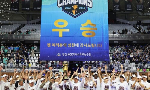 ‘슈퍼팀’ 자존심 세운 케이씨씨, 정규 5위에서 챔피언 대반전